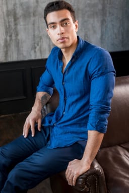 Un joven mexicano que lleva una camisa azul.